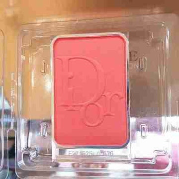 Christian Dior DiorBlush Vibrant Colour Powder Blush - 676 Coral Cruise dukaansey.pk